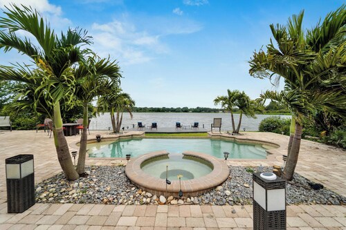 Luxury Hideaway - Lakefront - Mini Golf, Pool + More!