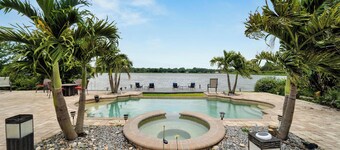 Luxury Hideaway - Lakefront - Mini Golf, Pool + More!