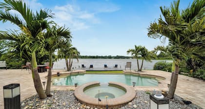 Luxury Hideaway - Lakefront - Mini Golf, Pool + More!