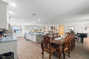 Dining - Luxury Hideaway - Lakefront - Mini Golf, Pool + More! (Seffner)