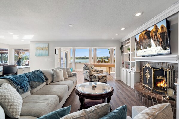 Smart TV, fireplace, books - Luxury Hideaway - Lakefront - Mini Golf, Pool + More! (Seffner)