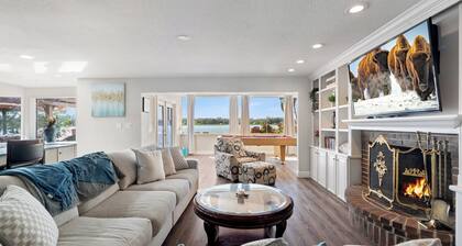 Luxury Hideaway - Lakefront - Mini Golf, Pool + More!