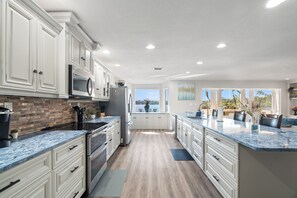 Fridge, microwave, oven, stovetop - Luxury Hideaway - Lakefront - Mini Golf, Pool + More! (Seffner)