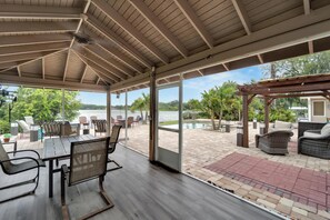 Outdoor dining - Luxury Hideaway - Lakefront - Mini Golf, Pool + More! (Seffner)