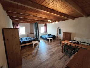 3 bedrooms, iron/ironing board, WiFi, bed sheets