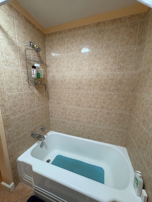 SĂšche-cheveux, serviettes fournies, savon, papier toilette