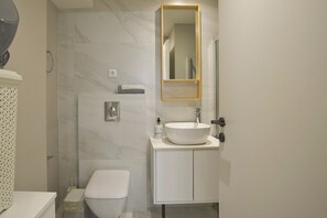Douche, sĂšche-cheveux, serviettes fournies, savon