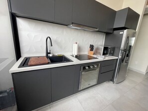 Kühlschrank, Mikrowelle, Ofen, Herdplatte