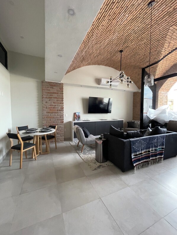 Smart TV - Bliss, in the heart of PV! 2-bedroom apartment with AC, WiFi in Puerto Vallarta (Puerto Vallarta)