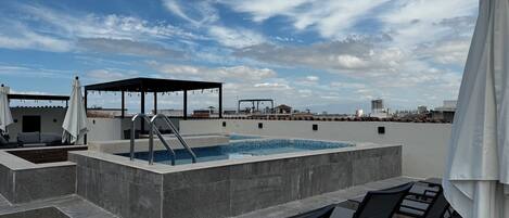 Utomhuspool och uppvärmd pool