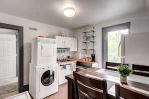 Kjøleskap, mikrobølgeovn, ovn og kaffetrakter/tekoker