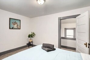 1 bedroom, desk, WiFi, bed sheets