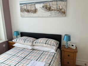 1 bedroom, iron/ironing board, travel cot, free WiFi - High Street Suites 3 - Ventnor apartment close to amenities with own parking (Ventnor)