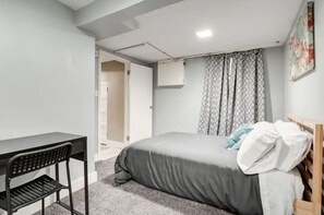 3 chambres, fer et planche à repasser, Wi-Fi, draps fournis