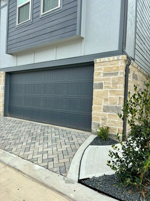 Exterior detail - 3-bedroom house in pleasant Houston with AC, WiFi,close to everything (Houston)