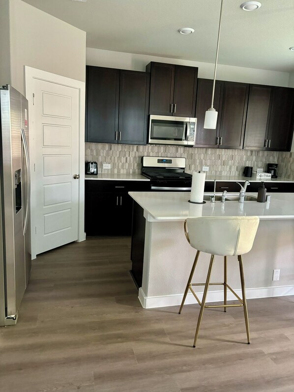 Fridge, microwave, oven, stovetop - 3-bedroom house in pleasant Houston with AC, WiFi,close to everything (Houston)