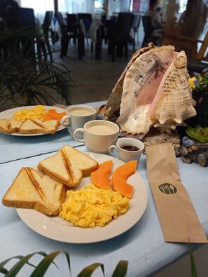 Ilmainen päivittäinen mannermainen aamiainen