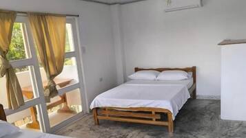 Ropa de cama de alta calidad, sistema de insonorización y wifi gratis