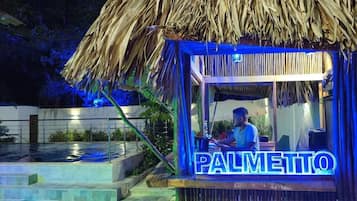 Bar junto a la piscina
