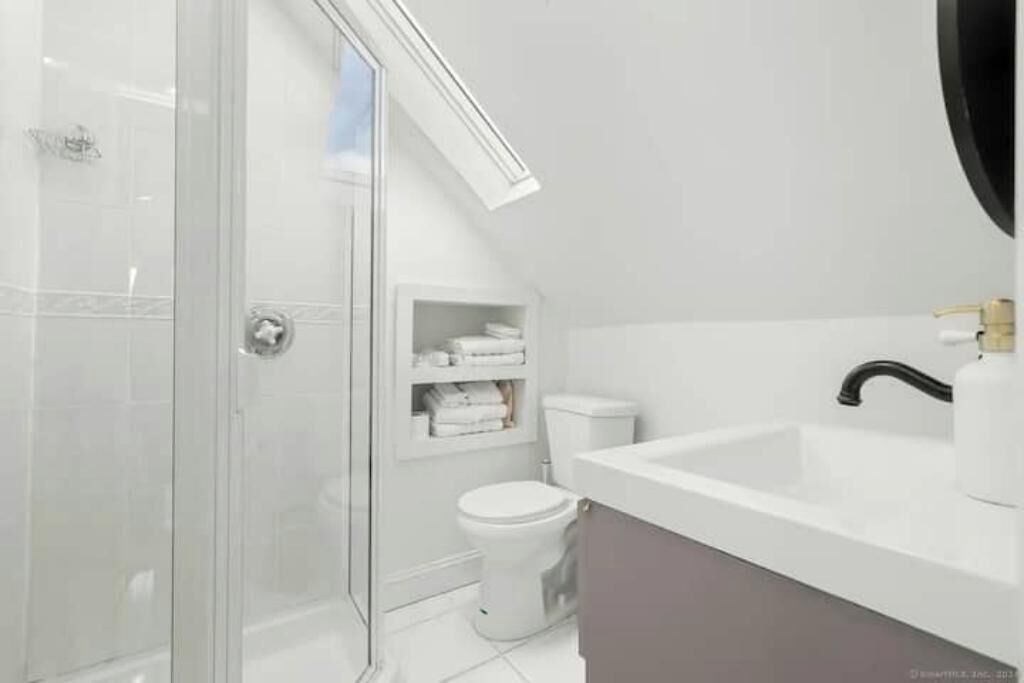 Secadora de cabello, toallas, jabón, papel de baño 
