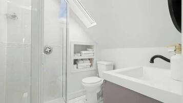 Secadora de cabello, toallas, jabón, papel de baño