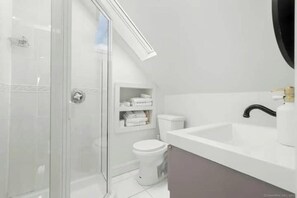 Een haardroger, handdoeken, zeep, toiletpapier
