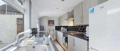 冷蔵庫、電子レンジ、オーブン、コンロ