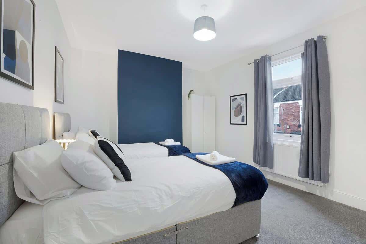 4 bedrooms, iron/ironing board, WiFi, bed sheets