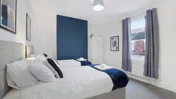 4 bedrooms, iron/ironing board, WiFi, bed sheets