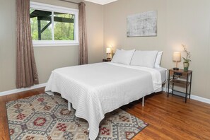 3 soverom, skrivebord, strykejern/-brett og reiseseng for barn