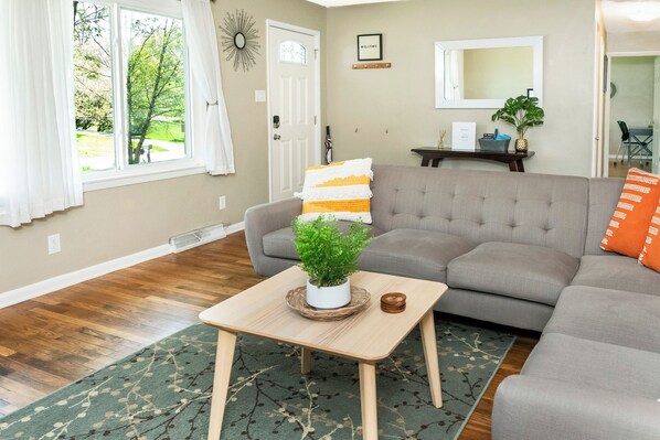 TV - Cozy 3-Bed Home, 2 miles from IU Campus (Bloomington)