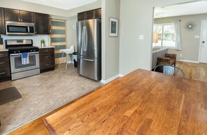 Kjøleskap, mikrobølgeovn, ovn og kokeplater