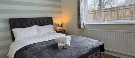 4 bedrooms, desk, iron/ironing board, WiFi