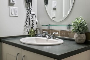 Sèche-cheveux, serviettes fournies