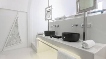 Een haardroger, handdoeken