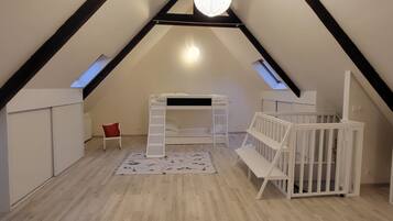 3 slaapkamers, een bureau, een strijkplank/strijkijzer, reisbedje