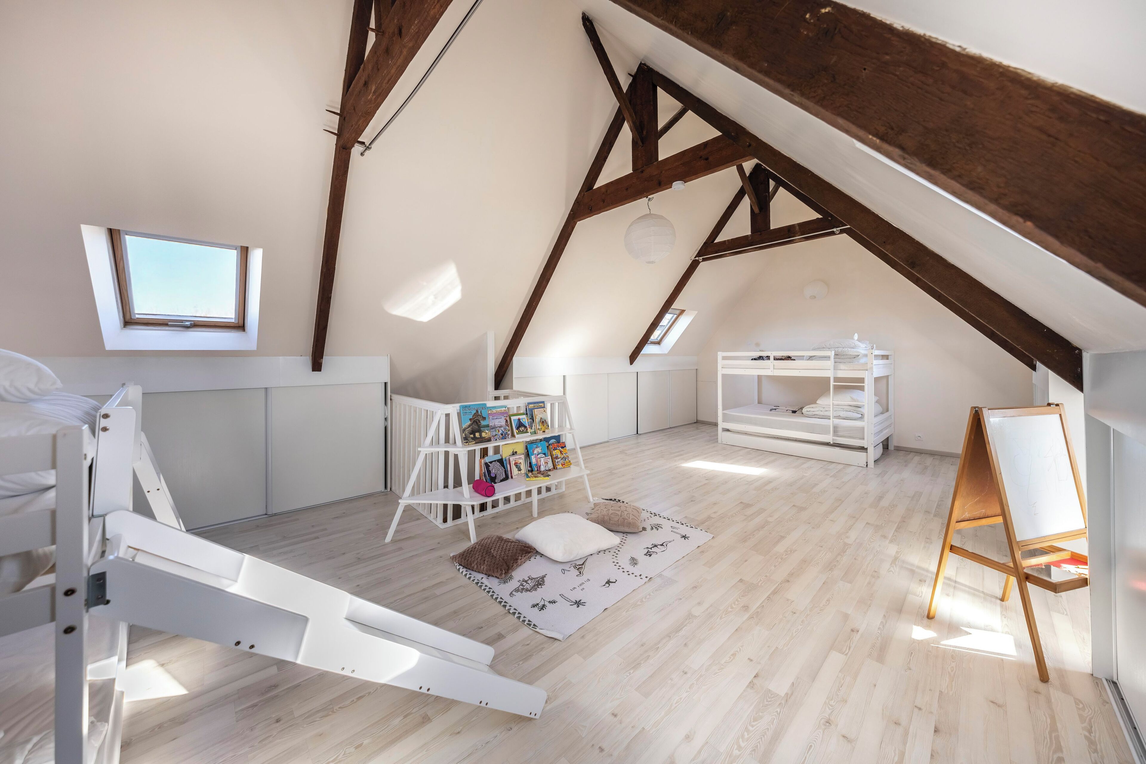 3 chambres, bureau, fer et planche à repasser, lit parapluie