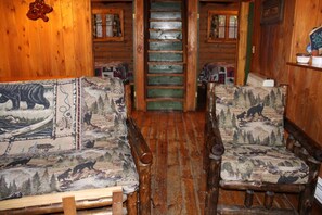 3 bedrooms, WiFi, bed sheets - Cozy Log Cabin in Cook Forest with a wood fireplace. ~ Dog Friendly (Clarington)