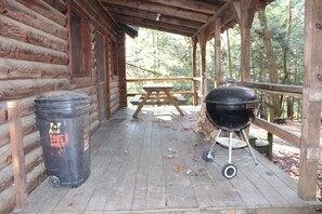 Outdoor dining - Cozy Log Cabin in Cook Forest ~ Dog Friendly (Clarington)