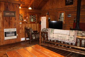 TV, fireplace - Cozy Log Cabin in Cook Forest with a wood fireplace. ~ Dog Friendly (Clarington)