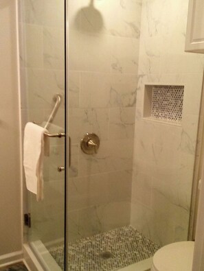 Hair dryer, towels, toilet paper - Beautiful Studio Apt 10 - Upstairs (Baton Rouge)
