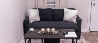 Beautiful Studio Apt 10 - Upstairs