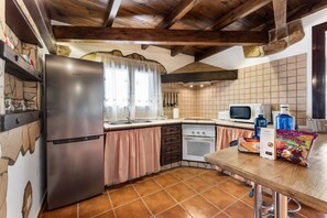 Réfrigérateur, micro-ondes, four, cafetière/bouilloire