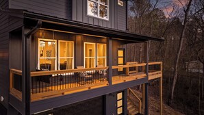 A two-story building with a balcony and a deck. - 3 Stry Treehouse Chickamauga 20 min to Chatt Vistas (Walker County)