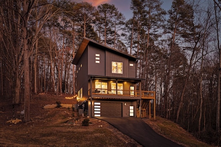 Exterior. 3 Stry Treehouse Chickamauga 20 min to Chatt Vistas