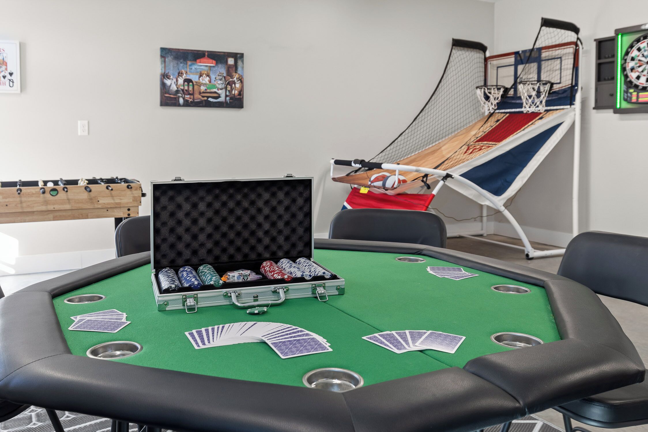 Une table de craps avec des dés, des cartes et un étui rempli de jetons de poker.