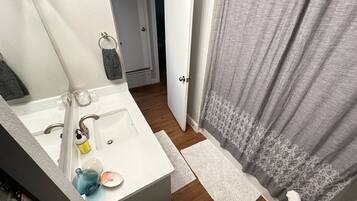 Séchoir à cheveux, serviettes fournies, savon, papier de toilette