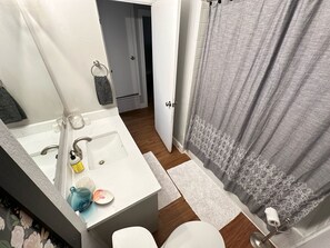 Secador de pelo, toallas, jabón y papel higiénico