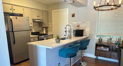 Newly renovated 2-bedroom house in Austin! Minutes from DT, SOCO & the airport!