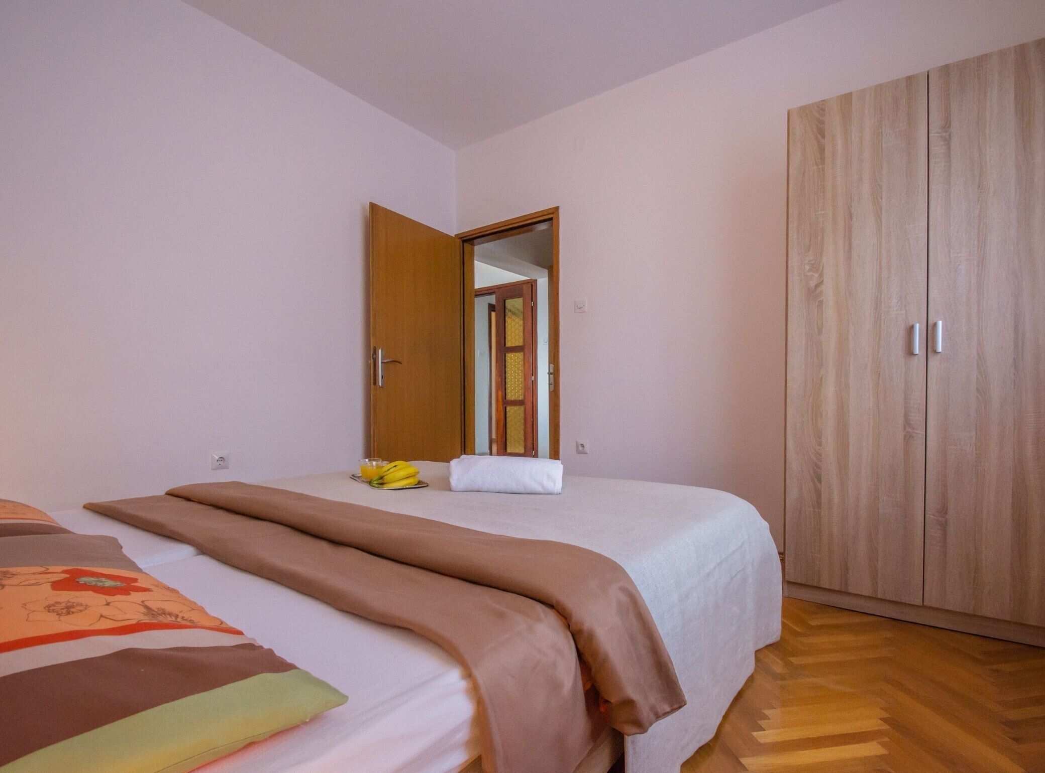 Une chambre à coucher avec un lit, une armoire et un miroir.